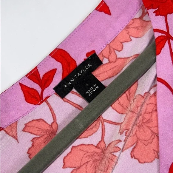 Like New Women’s Small Ann Taylor Red and Pink Floral Blouse - Picture 2 of 7